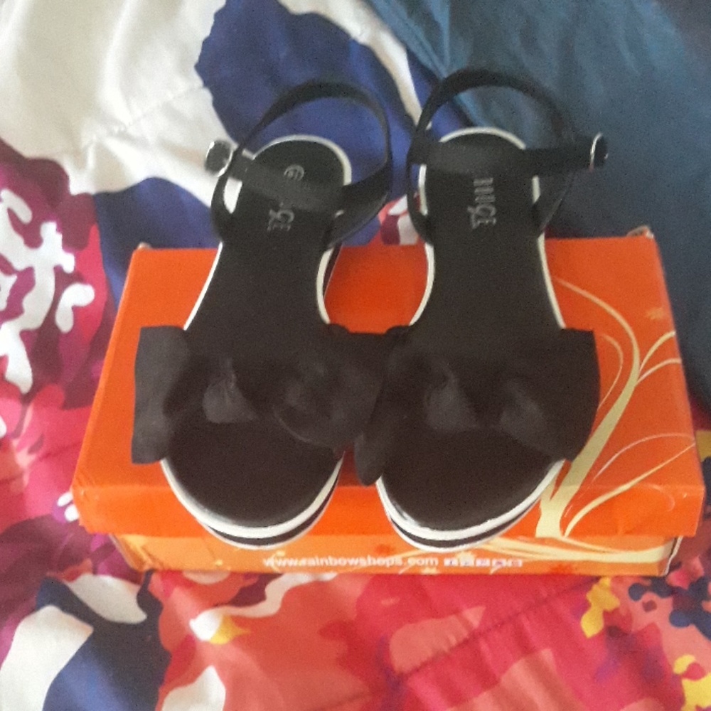 Bowed sandal